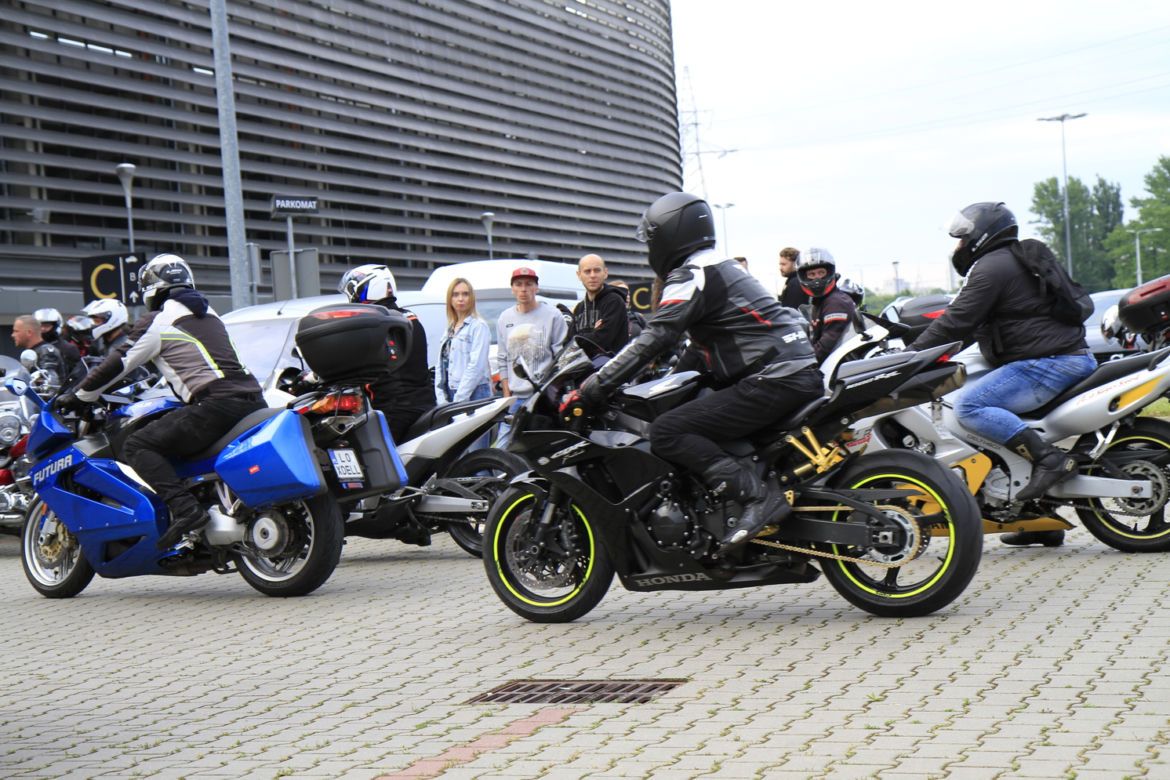 Przed Areną Lublin symbolicznie pożegnano dwójkę tragicznie zmarłych motocyklistów