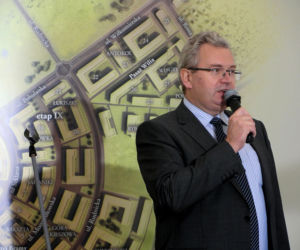 Jarosław Szanajca, prezes DOm Development wita gości na uroczystości wbicia pierwszej łopaty.