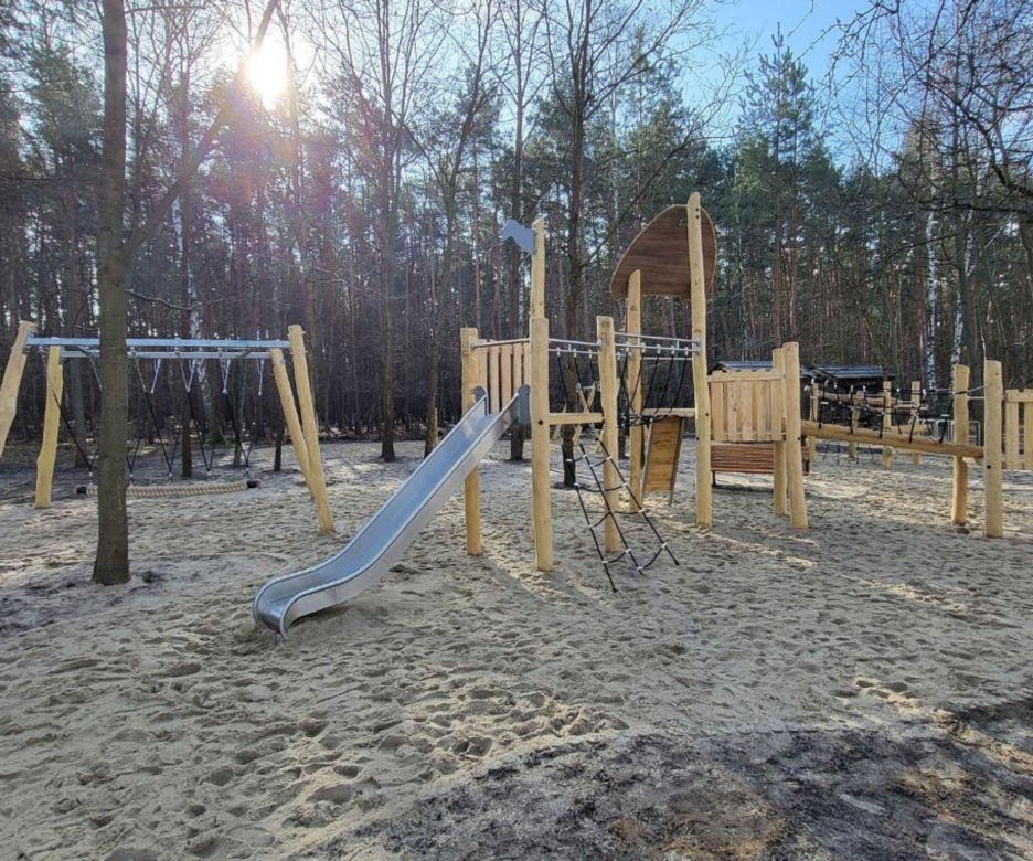 Leśny plac zabaw (ul. Pilawska)