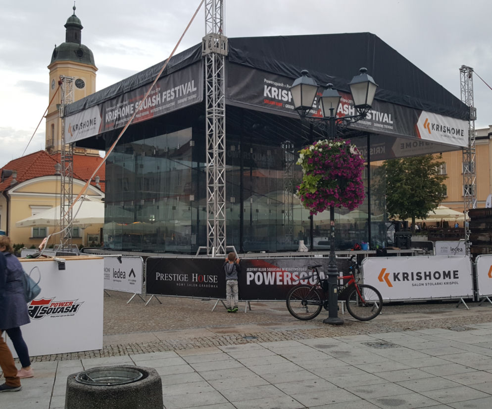 Na Rynku Kościuszki stanął szklany kort. Squash zawładnie centrum
