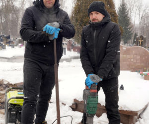 Siarczyste mrozy to gigantyczne wyzwanie dla grabarzy. Tak pracują na Podlasiu