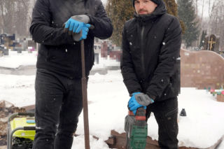 Siarczyste mrozy to gigantyczne wyzwanie dla grabarzy. Tak pracują na Podlasiu