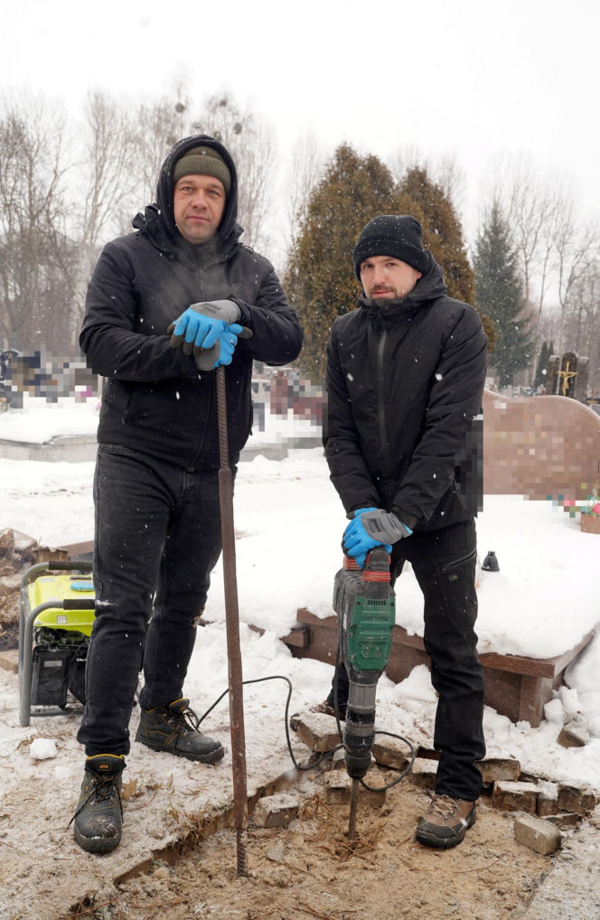 Siarczyste mrozy to gigantyczne wyzwanie dla grabarzy. Tak pracują na Podlasiu