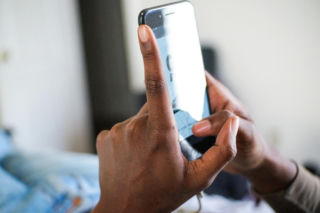 Masz zły humor po chwili z telefonem? Jeden nawyk psuje ci wieczór