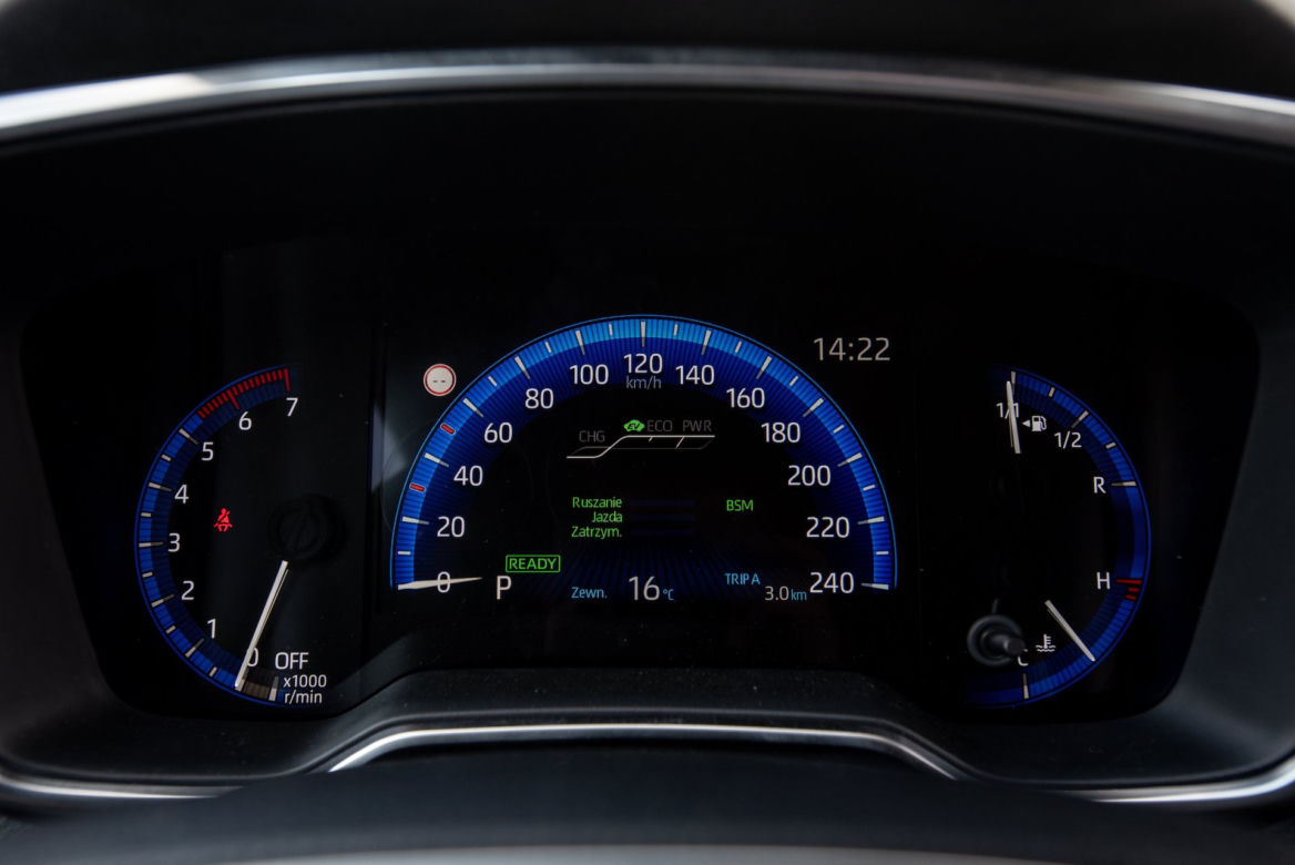 Toyota Corolla Sedan 1.8 Hybrid 122 KM e-CVT vs Hyundai Elantra Style 1.6 MPI 6MT