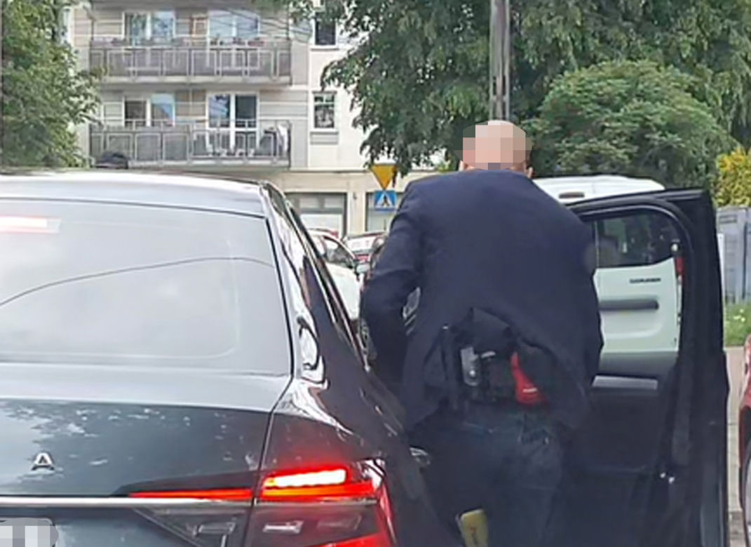 Pawłowicz modli się z ochroniarzem