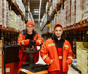 Zarobki w Biedronce poszły w górę. Tyle można zarobić w 2025 roku.