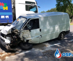 Czołowe zderzenie pod Glinojeckiem! Dwoje dorosłych i niemowlę w szpitalu! Na miejscu śmigłowiec