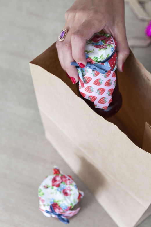 Projekt DIY: szybka metamorfoza zwykłej torebki papierowej na prezent gwiazdkowy – instrukcja (2)