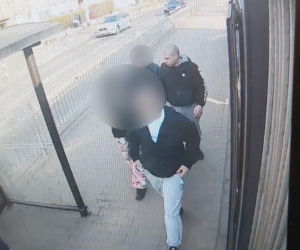 Brutalna napaść na kontrolerkę we Wrocławiu.  Policja publikuje wizerunek i prosi o pomoc