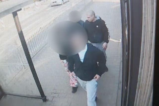 Brutalna napaść na kontrolerkę we Wrocławiu.  Policja publikuje wizerunek i prosi o pomoc