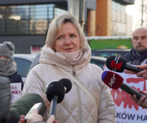 Protest związkowców i pracowników marketów pod katowickim dyskontem. Przed świętami prosimy o jedno