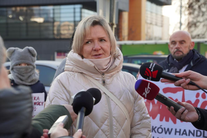 Protest związkowców i pracowników marketów pod katowickim dyskontem. "Przed świętami prosimy o jedno"