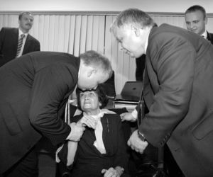 Jarosław i Lech Kaczyńscy świętują z mamą Jadwigą