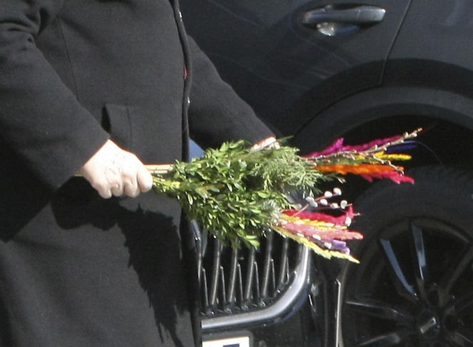 Jarosław Kaczyński szykuj się do świąt. Prezes PiS z kolorową palmą