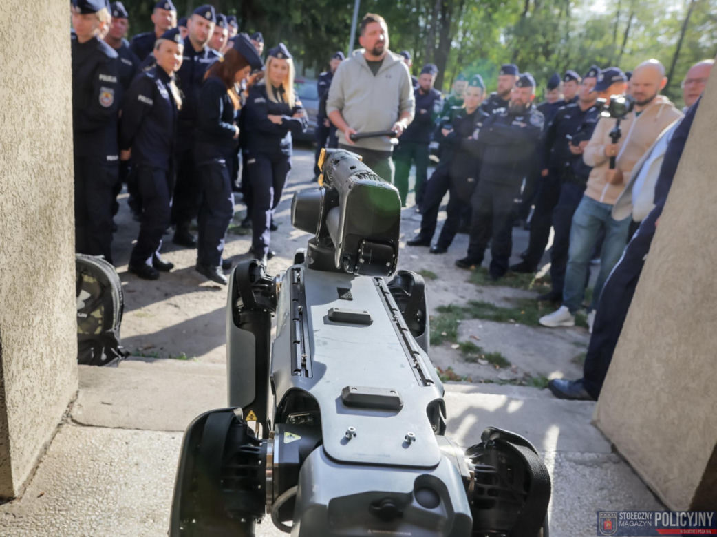 Ma cztery łapy, stalowe serce i właśnie podał łapę policjantowi. „Robopies” nowym hitem w służbach