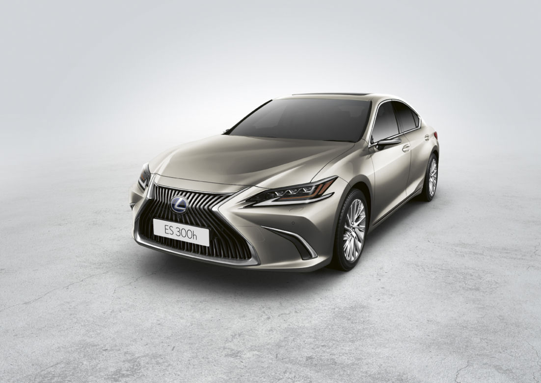 Cyfrowe lusterka w Lexusie ES 300h (2020)