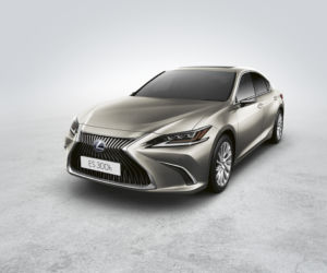 Cyfrowe lusterka w Lexusie ES 300h (2020)