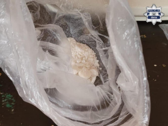 Taksówkarz zasnął za kierownicą na środku drogi. W aucie miał anielski pył