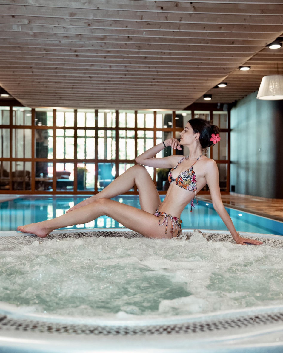 Miss Polonia 2025. Tak kandydatki zachwycają w sesji w kostiumach kąpielowych