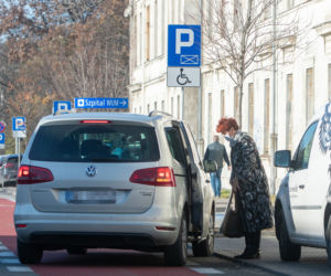Jolanta Kwaśniewska poszła załatwić sprawy. Jej kierowca w tym czasie...Fuj! Jak tak można?!