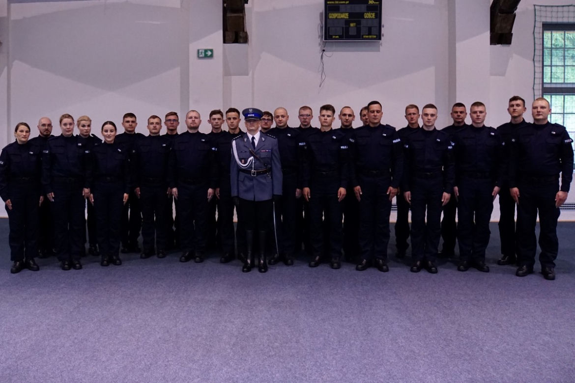 Ślubowanie nowych policjantów w Olsztynie. W szeregi wstąpiło 24 funkcjonariuszy [ZDJECIA]