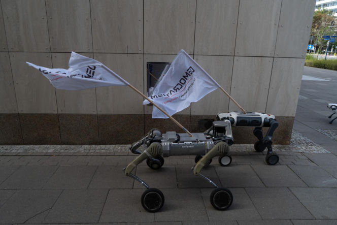 Niewiarygodne sceny. Roboty "krzyczą" w Warszawie, a minister alarmuje: "mamy się czego obawiać!"