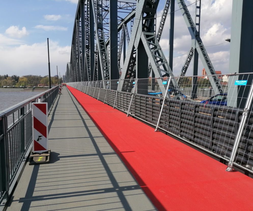 Dziurawy odcinek dla pieszych i rowerzystów na moście Piłsudskiego w Toruniu?! Jest oświadczenie MZD