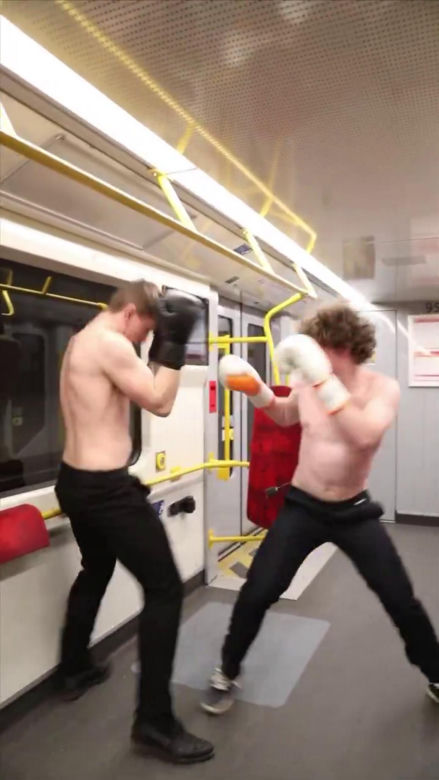 Nielegalna walka w metrze w Warszawie. Szokujące sceny w pociągu! 