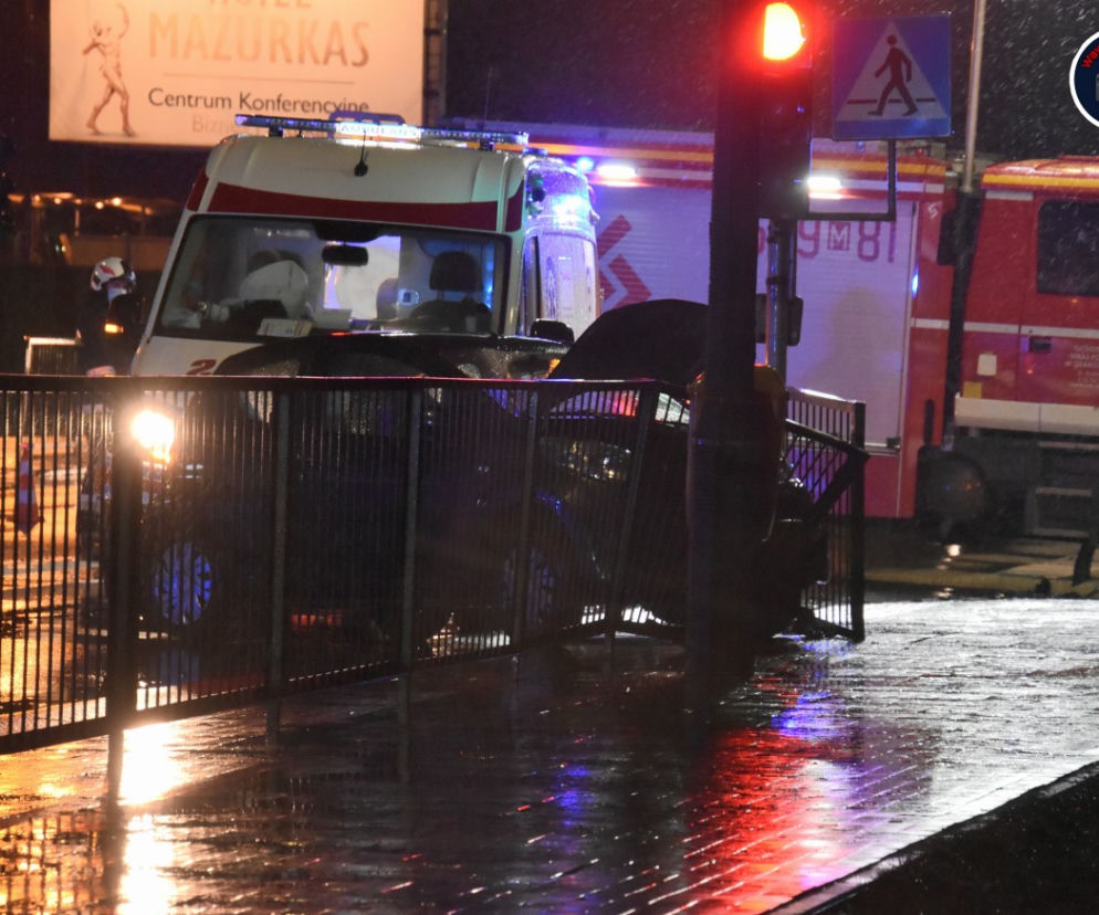 Karetka wioząca ciężarną kobietę roztrzaskana