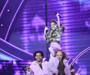 Sylwester z Dwójką. Doda przebierała się dwa razy. Zapięta pod szyję wyglądała obłędnie!