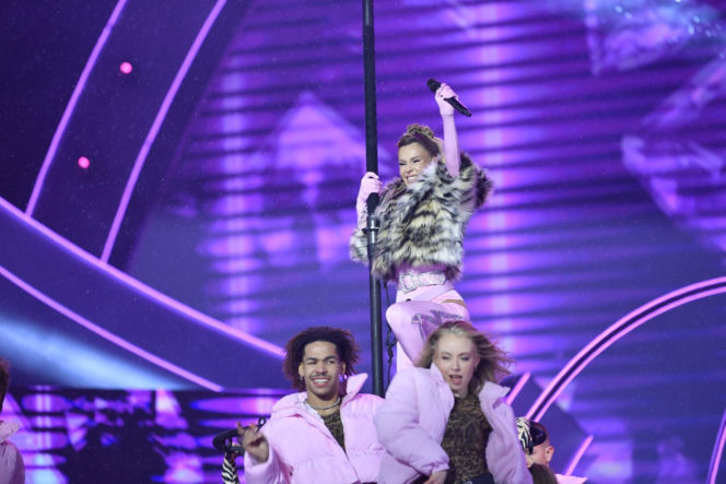 Sylwester z Dwójką. Doda przebierała się dwa razy. Zapięta pod szyję wyglądała obłędnie!