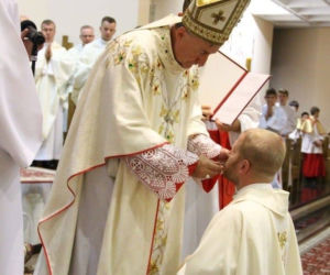Nie tylko siostry dominikanki! W bocheńskim DPS pomaga też ksiądz z Kazachstanu. Kim jest?