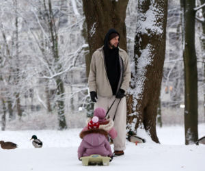 Maciej Pela zabrał córeczki na sanki