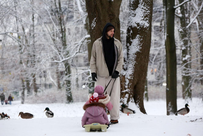 Maciej Pela zabrał córeczki na sanki