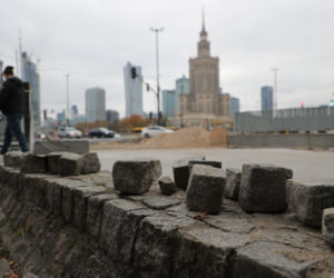 Wielkie wory kostki brukowej w centrum. „Darmowa amunicja dla narodowców”