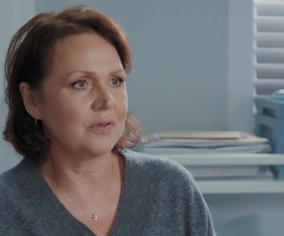 Zamyślona Marysia w szarym swetrze. O jej dramacie w serialu M jak miłość przeczytasz w serwisie Eska.