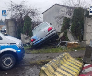 Kierowca bmw próbował rozjechać policjanta. Później huknął w ogrodzenie