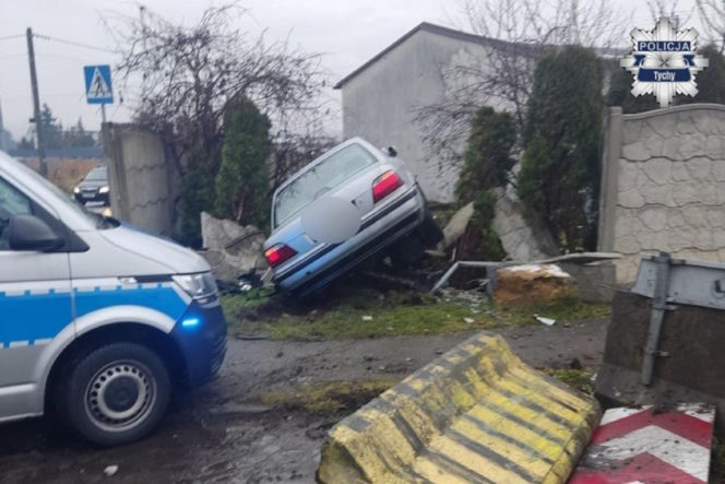 Kierowca bmw próbował rozjechać policjanta. Później huknął w ogrodzenie