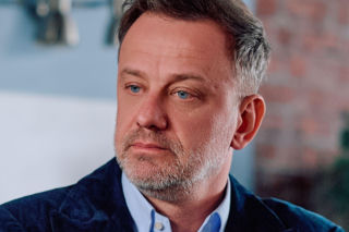 Na Wspólnej, odcinek 4254. Basia urządza zasadzkę na Smolnego. Jego słowa zwalają ją z nóg