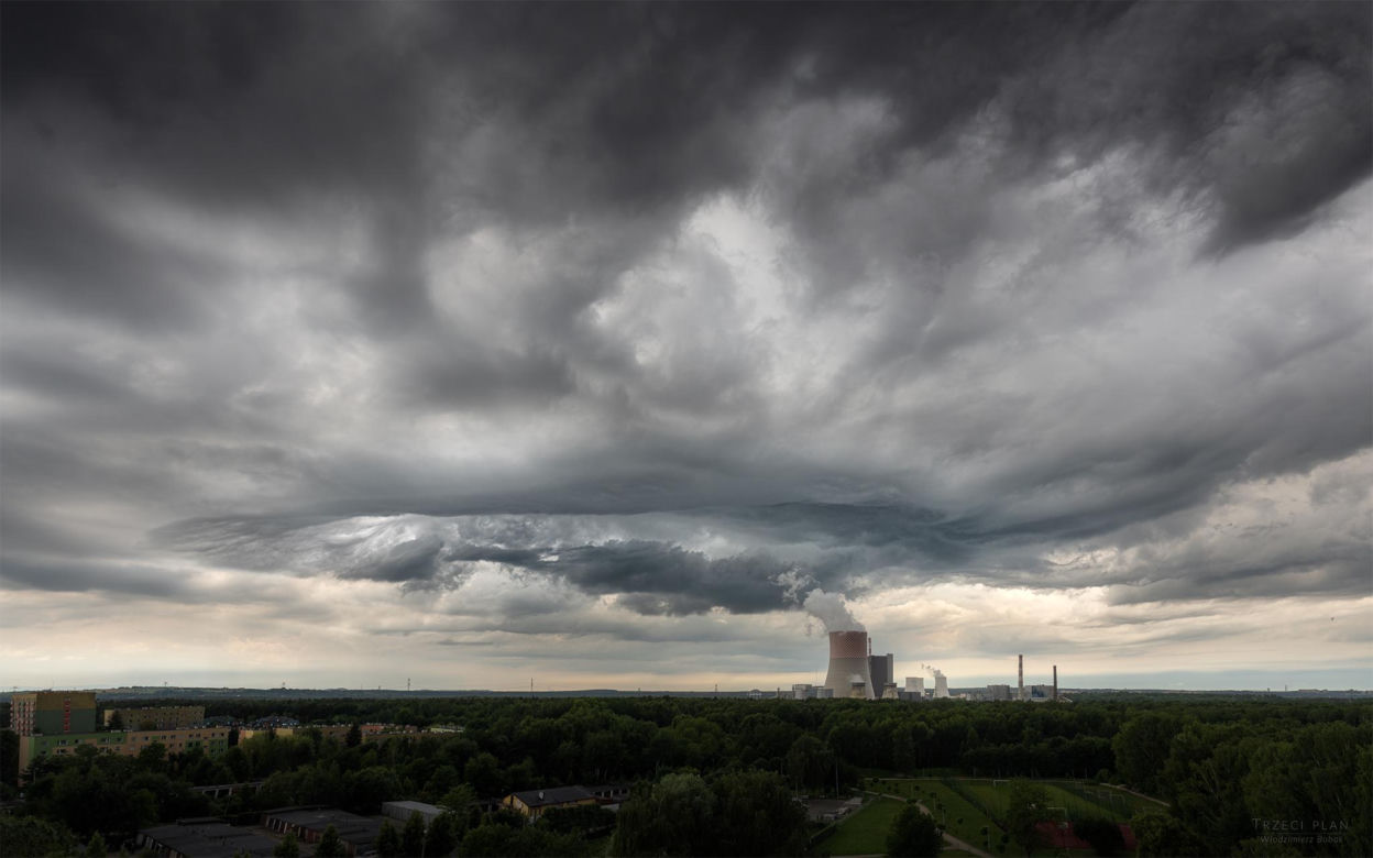 Chmury typu asperitas nad Jaworznem. Widok jak z apokaliptycznego filmu 