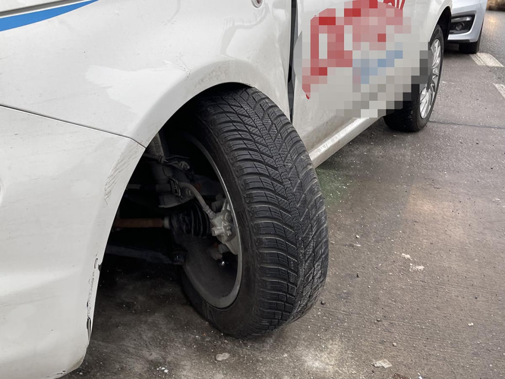 Pijany wsiadł za kółko. Zderzył sie z krawężnikiem