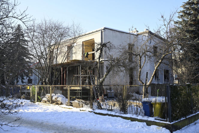 Kaczyńskiego nie ma w domu, a sąsiedzi rozwalają ściany