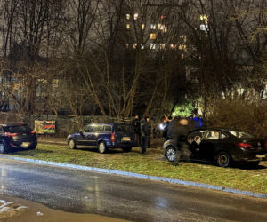 Kryminalni i technicy w białych kombinezonach na Mokotowie. Co się stalo?