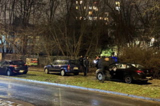 Kryminalni i technicy w białych kombinezonach na Mokotowie. Co się stalo?