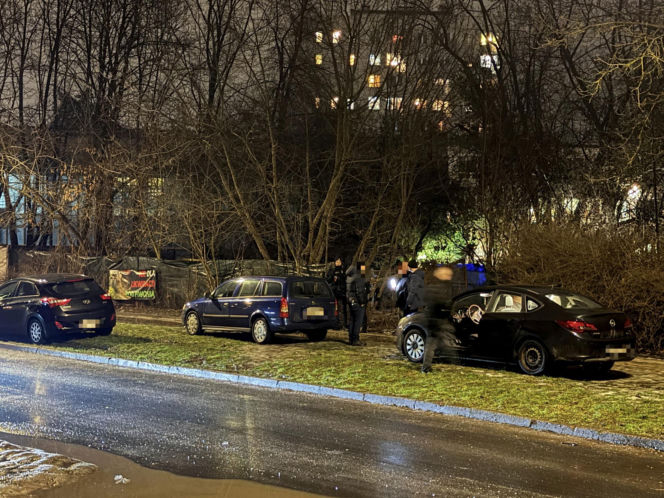 Kryminalni i technicy w białych kombinezonach na Mokotowie. Co się stalo?