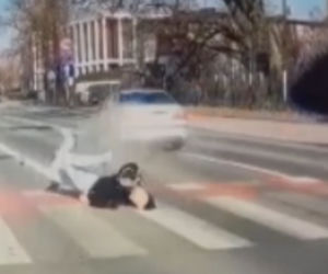 Kraków: DRASTYCZNE wideo z potrącenia kobiety na hulajnodze! Sprawca trafił w ręce policji 