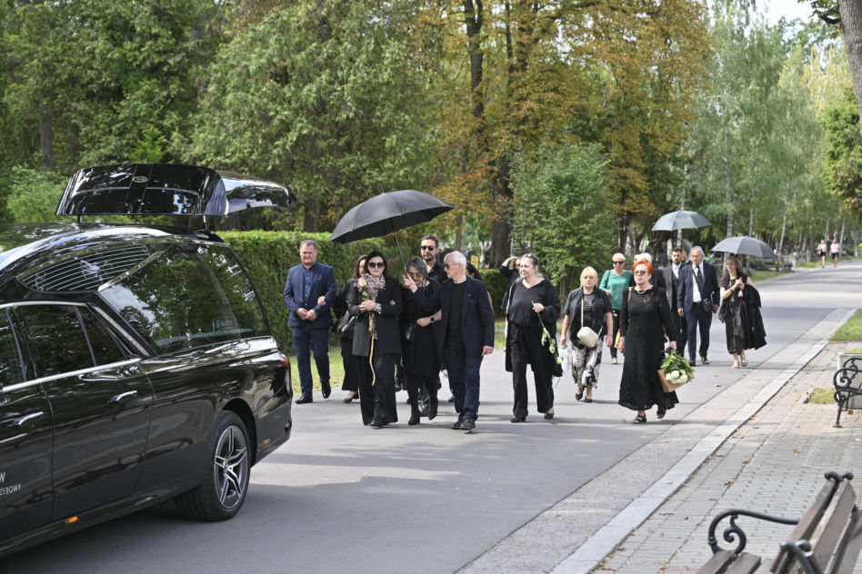 Pogrzeb Igi Cembrzyńskiej. Tłum gwiazd oddaje hołd wielkiej artystce