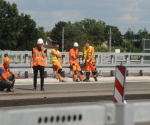 Zrywają asfalt na nowym moście. Skandal na POW