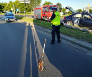Groza na drodze w Toruniu. 19-latek uderzył w słup latarni!